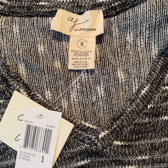 NWT! Andrea Jovine v neck sweater. Size small - Picture 3 of 6